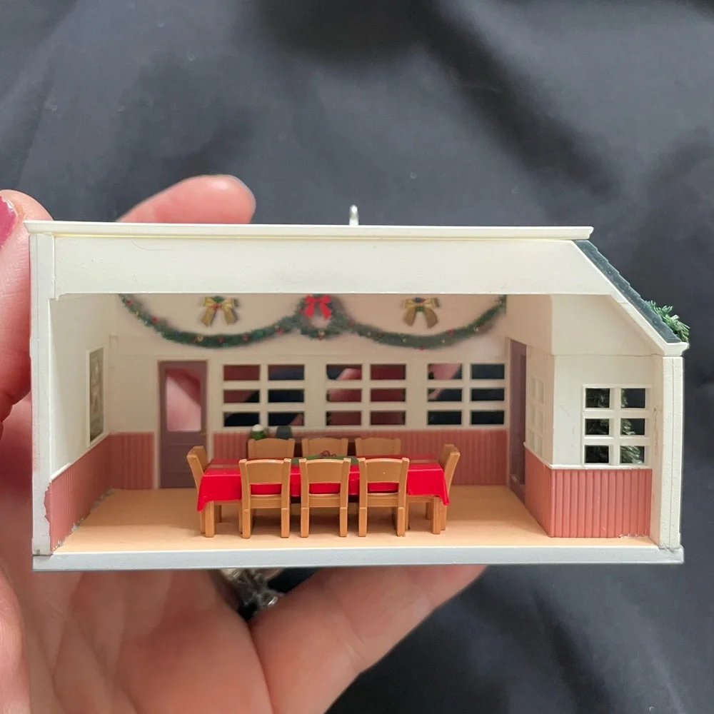 HALLMARK KEEPSAKE ORNAMENT Chris Kringle Kitchen 2018 in Box Christmas Evergreen - Picture 5 of 8